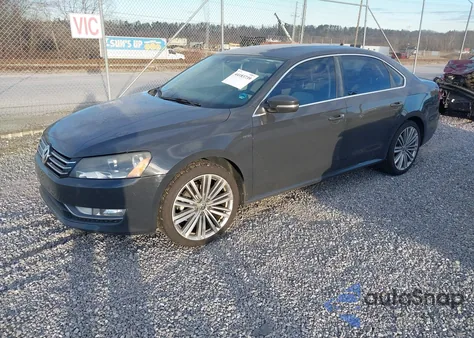 2014 Volkswagen Passat 1.8T Sport z USA, uszkodzony, nr VIN 1VWBT7A38EC083343